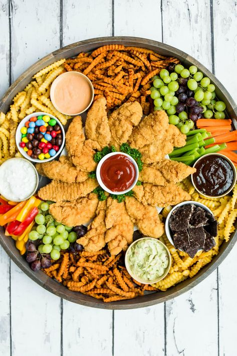 Epic Chicken Strips Board Fruit Kabob, Dinner Board, Fingerfood Party, Charcuterie Inspiration, Charcuterie Platter, Snack Board, Party Food Platters, Charcuterie And Cheese Board, Charcuterie Recipes