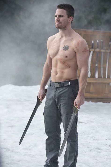 Stephen Amell Shirtless, Steven Amell, Oliver Queen Arrow, Arrow Cast, Arrow Tv Series, Robbie Amell, Stephen Amell Arrow, Oliver And Felicity, Arrow Oliver