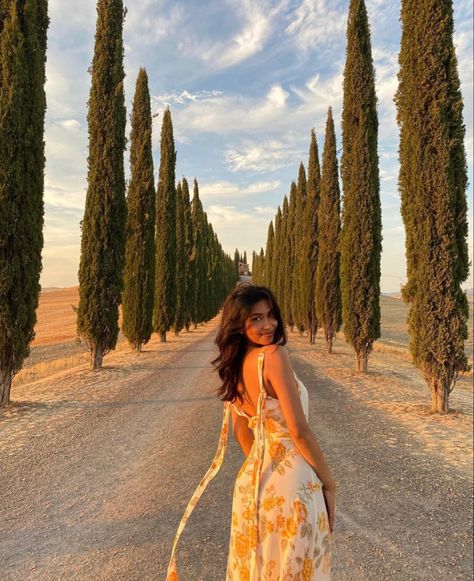 Tomato Girl Aesthetic, Mishti Rahman, Tomato Girl, Italy Girl, Italy Vibes, Travel Pose, Summer Picture Poses, Travel Picture Ideas, Summer Poses