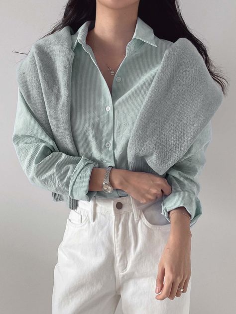 Mint Green Button Down Shirt Outfit, Mint Green Shirt Outfit Women, Mint Shirt Outfit, Mint Green Shirt Outfit, Green Shirt Outfits, Verde Aqua, Mint Green Shirts, Mint Shirt, Shirt Outfit Women