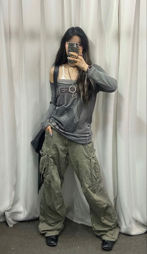 Basic Layered Outfits, Grunge Girl Fits, Grunge 00s Outfits, Punk Fairy Outfit, Subversive Basics Outfits, Grunge Fits Girl, Acubi Tank Top, Layering Grunge Outfits, Vintage Fairy Outfit