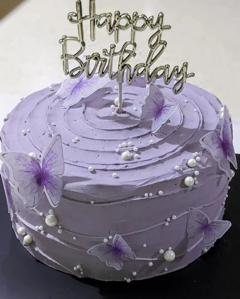 Purple Aesthetic Cake Designs, 20th Birthday Cake Butterfly, Purple White Cake Birthday, Purple And White Butterfly Cake, Purple Cake Inspiration, Purple Themed Cake Ideas, White And Purple Birthday Theme, White And Lavender Cake, Sweet Sixteen Cakes Purple