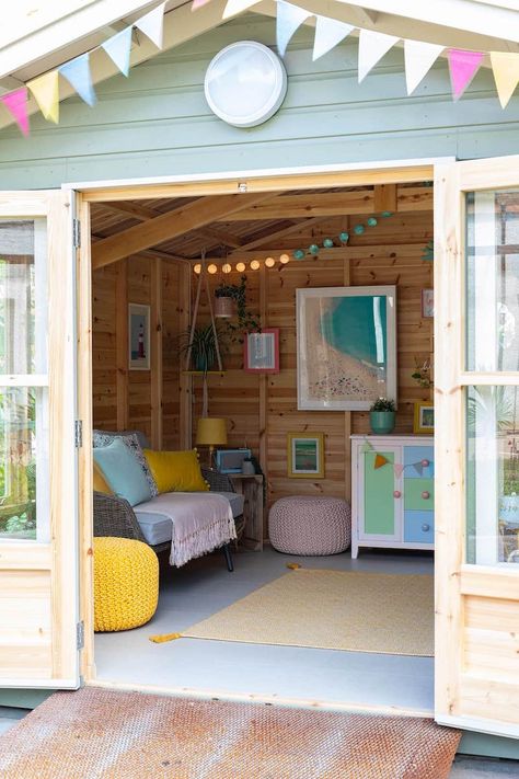Summer House And Shed, Tiny Summer House Ideas, Summerhouse Decoration Ideas, Summer House Interiors Ideas, Summer House Playroom, Chill Shed Ideas, Aesthetic Shed Interior, Wooden Summer House Interior, Small Garden Summer House