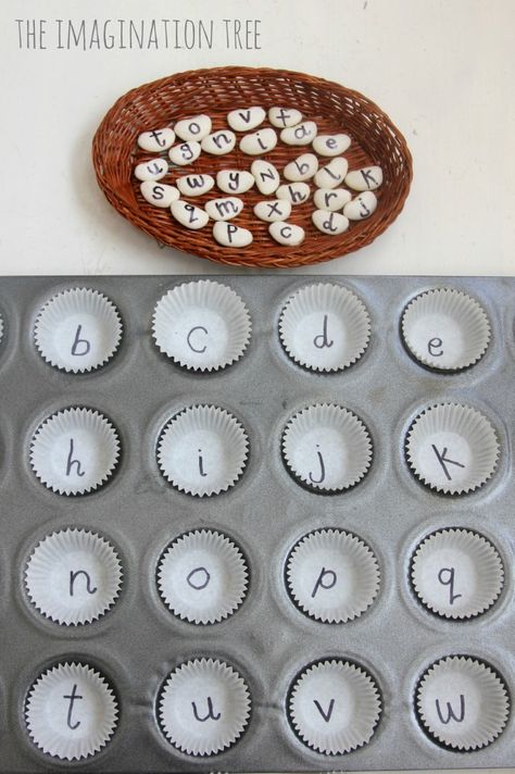 Alphabet beans literacy activity. Would also be a great activity for learning upper and lower case letters. Maluchy Montessori, Imagination Tree, Literacy Games, Preschool Literacy, Aktivitas Montessori, Preschool Letters, Letter Activities, Alphabet Preschool, Preschool At Home