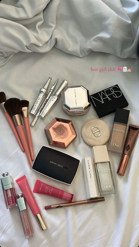 Makeup Bag Essentials, Smink Inspiration, Indie Makeup, Makeup Tip, Minimal Makeup, Basic Makeup, Top Makeup Products, Makeup Needs, Fancy Makeup