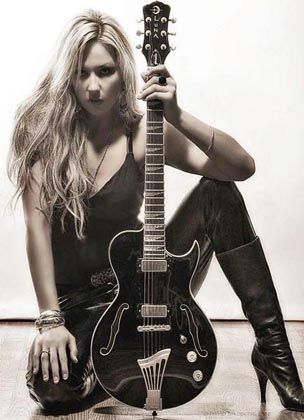 Justine Blazer Guitarist Photography, Guitar Portrait, Chicas Punk Rock, Chica Heavy Metal, Mode Rock, Musician Photography, Easy Guitar Songs, Heavy Metal Girl, Guitar Photos