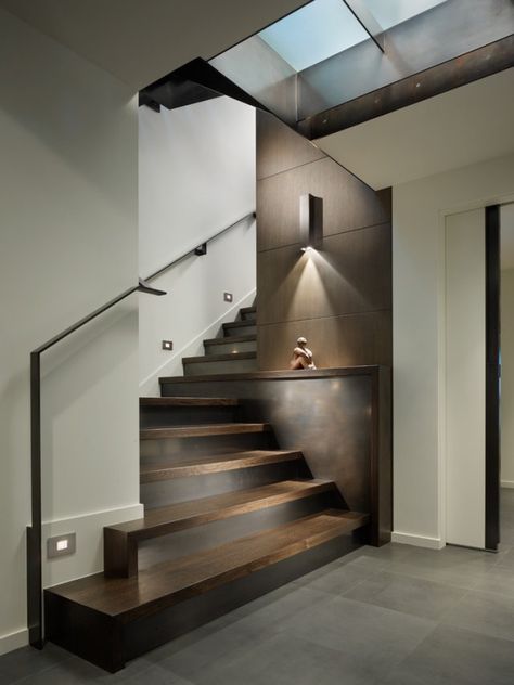 15 Uplifting Contemporary Staircase Designs For Your Idea Book Contemporary Staircase Design, Vstupná Hala, درج السلم, Contemporary Stairs, Contemporary Staircase, Escalier Design, Interior Design Per La Casa, Stair Handrail, Stair Case