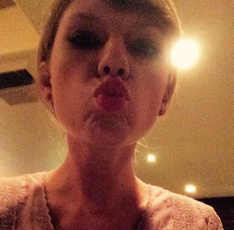 Taylor taking a selfie with someone's phone! Swift, Taylor Swift, My Dad