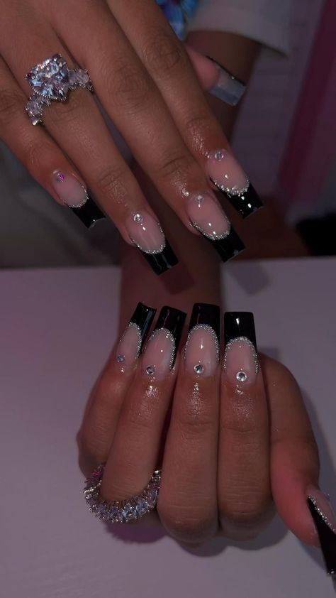 Get your fingertips ready for the most glamorous night of the year with these fabulous New Year’s nails that scream celebration! Black Sparkle Nails, Black Silver Nails, Black Prom Nails, Sliver Nails, Sweet 16 Nails, Silver Acrylic Nails, Dance Nails, Prom Nails Silver, Silver Nail Designs