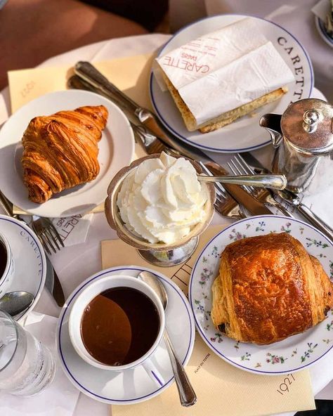 Essen, Paris Food Guide, Paris Eats, Paris Bakery, Best Restaurants In Paris, France Food, Paris Breakfast, Breakfast Cafe, Paris Food