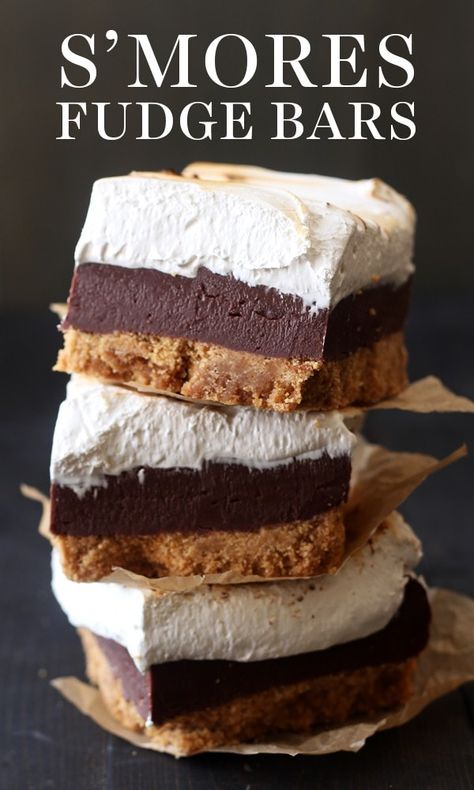 S'mores Fudge Bars have a thick layer of buttery graham cracker crust, fudgy chocolate filling, and a homemade toasted marshmallow topping. Perfect easy summer dessert recipe! #smoresbar #smoresdessert #fudgebar #fudge #chocolate Smores Fudge, Marshmallow Topping, Easy Summer Dessert Recipes, Sommer Mad, Smores Dessert, Fudge Chocolate, Biscuits Graham, Fudge Bars, Homemade Fudge