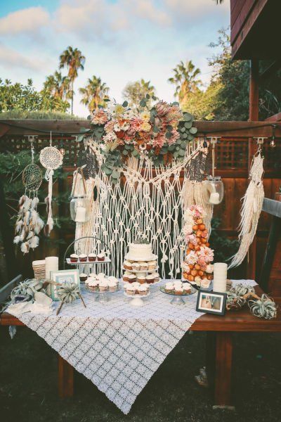 Boho wedding dessert display idea - wooden table with macarmé backdrop, lush flowers, dream catchers and assorted desserts {Chris Wojdak Photography} Bohemian Backyard Wedding, Bodas Boho Chic, Dessert Display Wedding, Bohemian Backyard, Idee Babyshower, Boho Styl, Interior Boho, Bohemian Baby Shower, Bohemian Baby