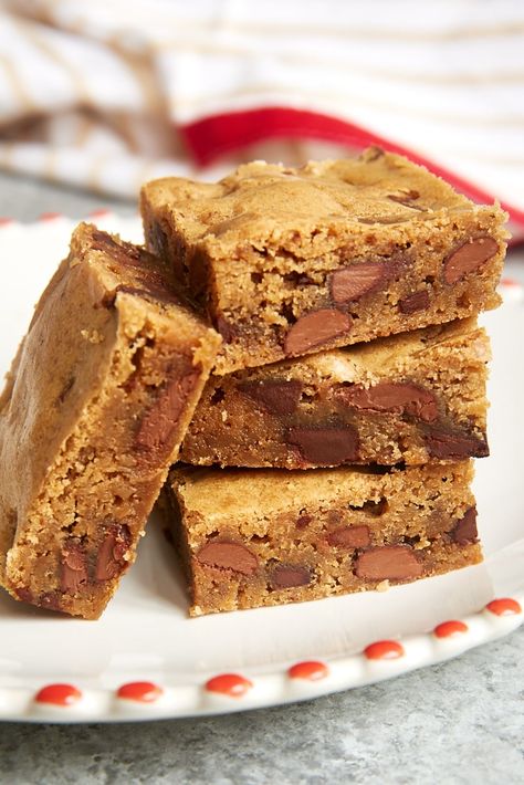 Double Chocolate Chunk Blondies are packed with plenty of brown sugar and two kinds of chocolate. A fantastic quick-and-easy dessert! Chocolate Chunk Blondies, Eating Cookie, Chocolate Chip Pie, Chocolate Cobbler, Peanut Butter Pie Recipes, Chocolate Chip Blondies, Chocolate Torte, Nice Recipes, Chocolate Chunk