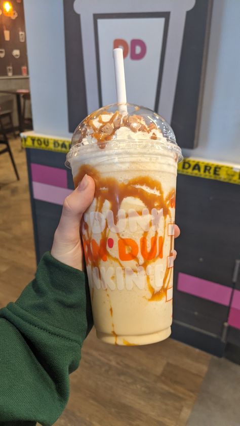 Essen, Frozen Dunkin Drinks, Dunkin Donuts Drinks, Best Dunkin Donuts Drinks, Iced Frappe, Dunkin Donuts Coffee Drinks, Caramel Drinks, Dunkin Donuts Iced Coffee, Greek Recipe