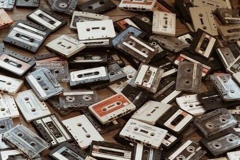 #vintage #aesthetics #aesthetic #random #music #retro #theme #cassette  https://weheartit.com/entry/326735459 Wammy's House, Fotografi Vintage, New Retro Wave, 80s Aesthetic, Images Vintage, Images Esthétiques, Photo Vintage, Foto Vintage, Music Aesthetic