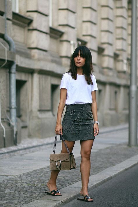 Nisi is wearing: Gucci Dionysus bag, Hermès Oran Sandals, studded suede skirt and a basic white t-shirt from Acne Studios - teetharejade.com Hermes Oran Sandals, Jaket Denim, Mode Grunge, Simple Summer Outfits, Mode Chic, Mode Casual, Stil Inspiration, Suede Skirt, Mode Style