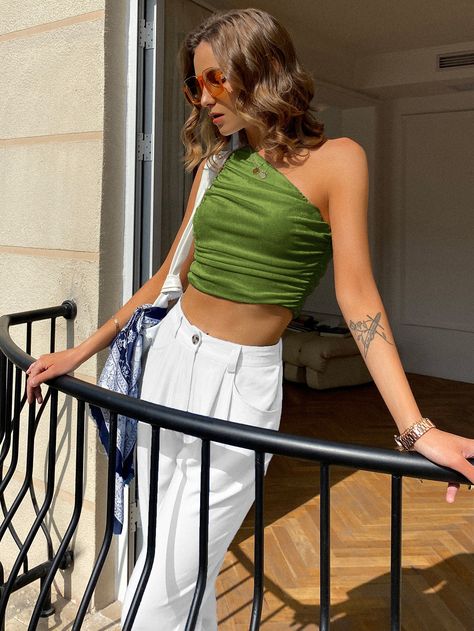 Green Sleeveless Top Outfit, Green Tube Top Outfit, Sleeveless Top Outfit, Shoulder Tops Outfit, Green Tube Top, Tube Top Outfits, Top Azul, Slim Tank Top, Solid Tank Tops