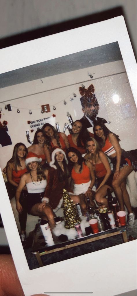 Christmas party pictures Pajama Party College, Natal, Christmas Party Inspo Aesthetic, Friendmas Party Aesthetic, Friendsmas Party Aesthetic, Christmas Friends Party Ideas, Sleepover Christmas Ideas, Christmas Party Aesthetic Friends, Xmas Party Aesthetic