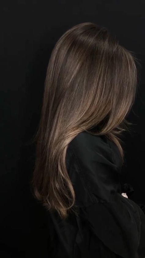 Meghan Markle Haircut Layers, Brunette Hair Single Process, Subtle Beige Balayage, Dark Blonde Hair Jennifer Aniston, Sleek Brown Hair, Ashy Bayalage Brunette, Straight Chestnut Brown Hair, Cold Tone Balayage, Cool Toned Highlights On Brown Hair