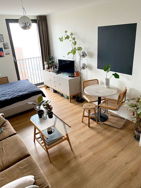 Small Space Squad Home Tour: Inside the Carefully Curated Amsterdam Studio Apartment of Karst Rauhé #smallspaces #tinyhouse #livesmall #smallspacesquad #hometour #housetour #minimalist #moderndecor #moderneclectic #studioapartment #studio #apartmenttour Reka Bentuk Bilik Tidur, Apartemen Studio, Hiasan Dalaman Rumah, Reka Bentuk Dalaman, Small Studio Apartment Decorating, Hiasan Bilik Tidur, Studio Apartment Living, Studio Apartment Design, Curated Home