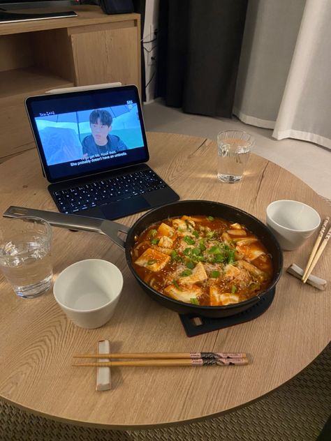 Korean Sleepover Aesthetic, Essen, Korean Date Ideas, Drama Watching Aesthetic, Asian Drama Aesthetic, Asian Bf Aesthetic, Korean Night Life, Korean Date Aesthetic, Watching Drama Aesthetic