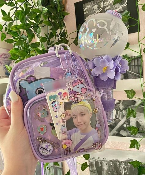 Kpop Concert Bag, Mochila Kpop, Disney Drawing Tutorial, Concert Bags, Pop Bag, Stylish School Bags, Kawaii Bag, Simple Birthday Decorations, Inside My Bag