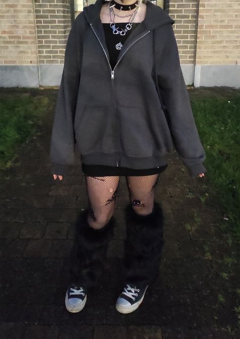 Gothic, girl, outfit, punk, grunge, dark, emo Emo Winter Outfits Grunge, Cozy Alt Outfit, Emo Outfit Ideas For School, 90s Grunge Winter Outfits, Alt Outfits Ideas, Winter Outfits Emo, Aufits Dark, Emo Fall Outfits, Alt Winter Fashion