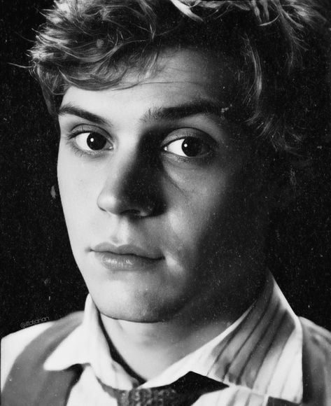 Evan peters,evan peters ahs,dahmer Evan Peters, Evan Peters Black And White Aesthetic, Evan Peters Black And White, Black And White Edit, Black Icon, Suit Black, Black And White Aesthetic, Celebrity Crushes, White Aesthetic