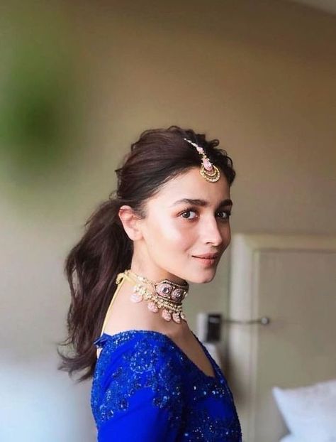 #aliabhatt #haircut #hairstyles Amigurumi Patterns, Quick Bun, Alia Bhatt Hairstyles, Messy Ponytail Hairstyles, Lehenga Hairstyles, Hairstyles For Indian Wedding, Wedding Ponytail, Hair Style On Saree, Stylish Ponytail