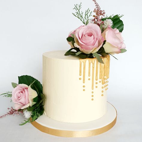 Elegant cake - A classy and elegant cake for a young lady's birthday celebration Cakes For Ladies Birthday For Women, Elegant 65th Birthday Cake, Cake 60th Birthday For Ladies, 43 Birthday Cake For Women, 43 Birthday For Women Cake, 50 Year Old Cakes For Women, Buttercream Cakes For Ladies, Ladies Cakes Birthday Elegant, Ladies Cakes Birthday