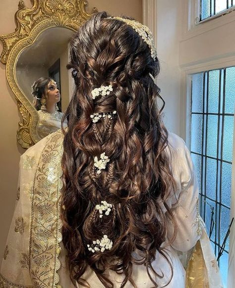 Pakistani Walima Hairstyles, Mendhi Hairstyles Bridesmaid, Simple Desi Hairstyle, Desi Wedding Hairstyles For Long Hair, Desi Bride Hairstyles, Nikkah Bridesmaid Outfit, Wedding Hairstyles Desi, Pakistani Hairstyles Wedding, Walima Bride Hairstyles