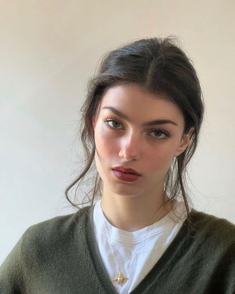 Zoïa Mossour on Instagram: “Dimanche tout doux” Face Inspiration Woman, French Inspired Makeup, Sunkissed Blush Makeup, Zoia Mossour Aesthetic, Pomegranate Makeup, Ingenue Makeup, Earthy Makeup, Girls Reference, 2023 Haircut