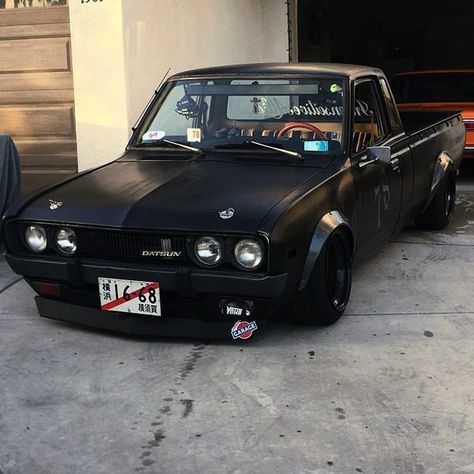 Slammed Black Datsun 620 Truck - ModifiedX Slammed Mini Trucks, Car Ideas Aesthetic, Datsun Truck, B13 Nissan, Drift Truck, Chevy Luv, Datsun Pickup, Slammed Trucks, Nissan Hardbody