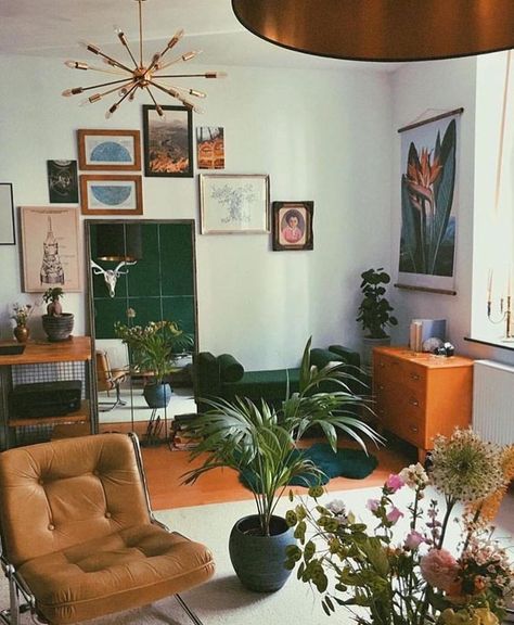 < ᴿ º º ᴹ ʏ > Mid Century Living Room Decor, Lots Of Plants, Boho Styl, 70s Interior, Interior Design Per La Casa, Mid Century Living, Mid Century Modern Living, Mid Century Living Room, Mid Century Modern Living Room