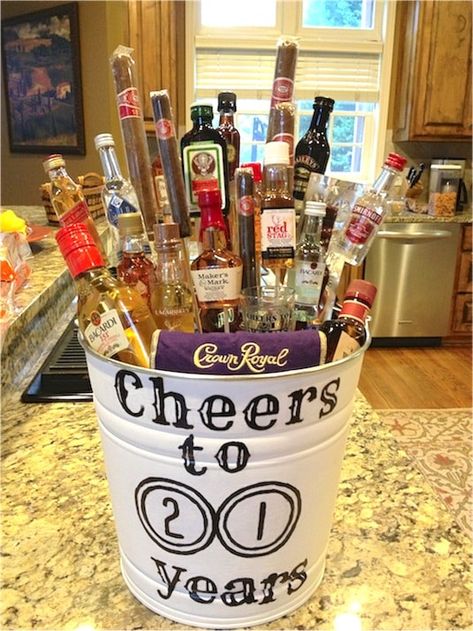 35+ Easy DIY Gift Ideas People Actually Want (for Christmas & more!) 21st Birthday Gifts For Guys, 21st Birthday Gifts For Boyfriend, Liquor Bouquet, Guys 21st Birthday, 21st Birthday Presents, 21st Bday Ideas, Creative Diy Gifts, Alcohol Gifts, Easy Diy Gifts