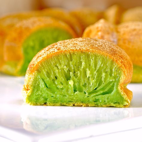 JULES FOOD...: Pandan Honeycomb Cake. A Vietnamese treat..Banh Bo Nuong Pandan Honeycomb Cake, Honeycomb Cake Recipe, Banh Bo, Vietnamese Desserts, Hmong Food, Bolu Pandan, Pandan Cake, Honeycomb Cake, Kek Lapis