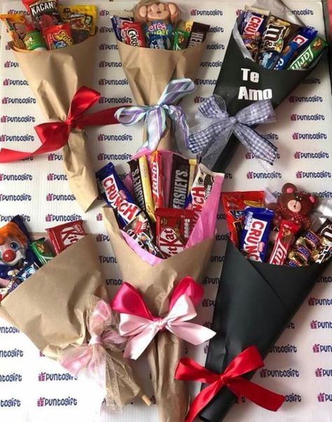 Box Candy Bouquet, Floral And Gift Shop Ideas, Ideas Para Vender En San Valentin, Diy Edible Arrangements, Hadiah Diy, Chocolate Bouquet Diy, Candy Gift Baskets, Candy Bouquet Diy, Diy Christmas Presents