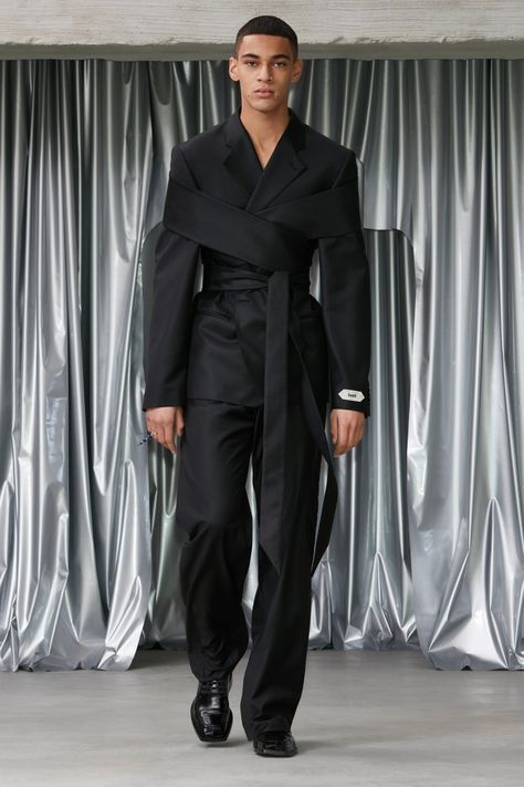 Mens Suit Fashion 2023, Men Fashion Runway 2023, Men Fashion Haute Couture, Futuristic Look Men, Mens Structured Fashion, Mens Classy Fashion, Mens Catwalk Fashion, Mens Vogue Fashion, Vogue Fashion Men