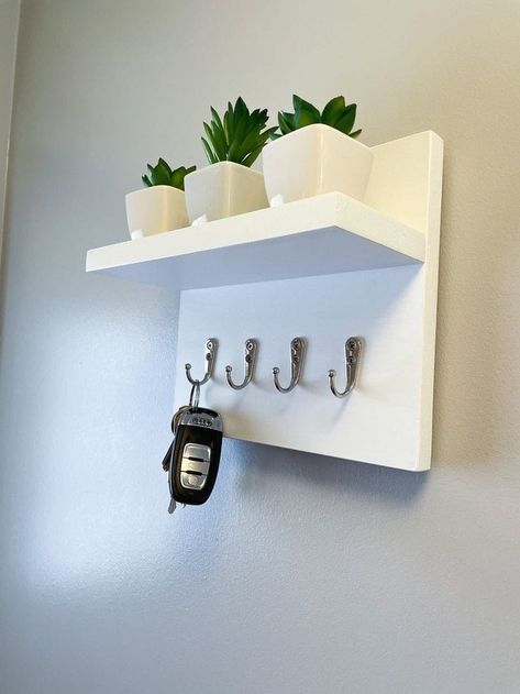 White Wall Decor Ideas, Key Holder Design, Basic Home Decor, White Home Decor Ideas, Key Holder Ideas, Wall Decor Design Ideas, Interior Design Secrets, Ideas Cuarto, Key Organiser