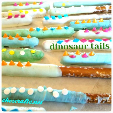 Dinosaur Birthday Party Food, Festa Jurassic Park, Dinosaur Roar, Dinosaur Tails, Dinosaur Birthday Theme, Girl Dinosaur Birthday, Dinosaur Birthday Party Decorations, Dinosaur Birthday Cakes, Dinosaur Themed Birthday Party