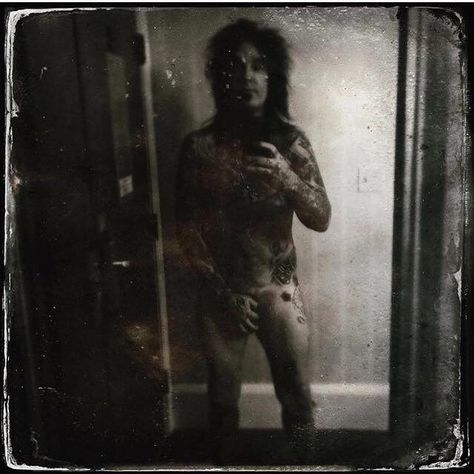 Nikki Sixx so sexy Slipknot Videos, Motley Crüe, Rockstar Aesthetic, 80s Bands, Nikki Sixx, Mötley Crüe, Motley Crue, Instagram Tags, The Duff