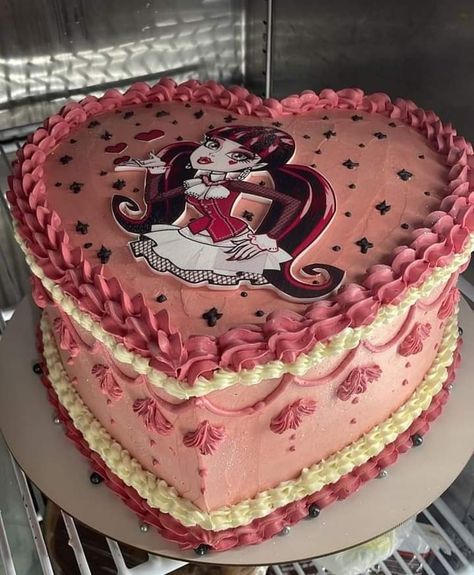 cr. owner | #monsterhigh Monster High Cake Draculaura, Draculaura Birthday Cake, Monster High Quinceanera, Draculaura Birthday Party, Monster High Bday Party, Monster High Cake Birthdays, Draculaura Core, Corpse Bride Cake, Monster High Food