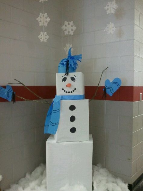 Giant snowman I made at school. Its just large boxes wrapped in paper. Even the hat, scarf and mittens are made of paper. Wonderland Decoration Ideas, Winter Wonderland-party, Wonderland Party Decorations, Winter Wonderland Decorations, Dance Decorations, Winter Dance, Winter Wonderland Theme, Christmas Dance, Winter Classroom