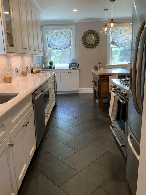 Slate Herringbone Tile Floor Kitchen, Dark Grey Tile Kitchen Floor, Kitchen Flooring Ideas For Small Kitchen, Dark Gray Kitchen Floor Tile, Cool Bathroom Floors, Black Herringbone Tile Floor Kitchen, Slate Floor Tiles Kitchen, Big Tile In Kitchen Floor, Slate Floor Herringbone