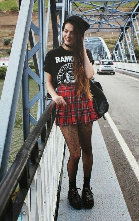 Seguime cómo Abril Vega 🌻 Grunge Outfits Punk, 90s Grunge Outfits, Gothic Mode, Pop Punk Fashion, Plaid Skirt Outfit, Fashion 90s, Rock N Roll Style, Estilo Rock, Fashion Grunge