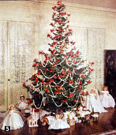 Here are 30 gorgeous Christmas tree decorations from the 1950s that are timeless & eclectic 22 Christmas Trees, 1950s Christmas Tree, 1950 Christmas, Decorated Christmas Trees, 1950s Christmas, Gorgeous Christmas, The 1950s, Tree Decorations, Christmas Tree Decorations