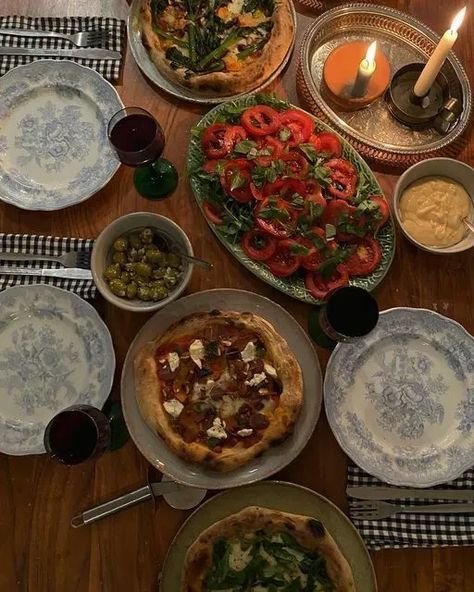 How to Host Your First Dinner Party - Food and Menu Ideas Different Types Of Food, Italian Dinner Party, Birthday Dinner Party, Dinner Party Summer, Italian Dinner, Deilig Mat, Think Food, Summer Dinner, Types Of Food