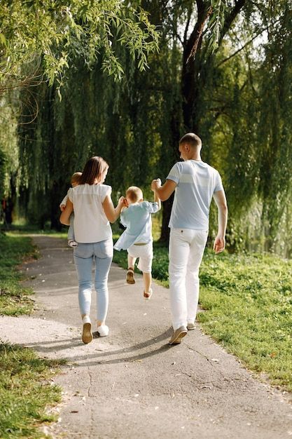 Family Pictures At Park, Family Photos In Park, Family Photoshoot Garden, Happy Family Aesthetic Photography, Family Photo Reference, Dad Playing With Kids, Happy Family Aesthetic, Light Blue Clothes, People In Park