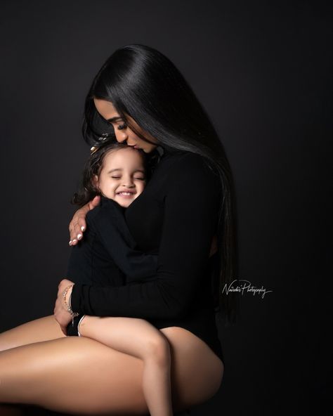 Cute Mommy And Daughter Pictures, Mother And Daughter Birthday Photo Ideas, Mommy Daughter Photo Shoot Ideas, Photoshoot Ideas For Mother And Daughter, Mother Daughter Fotoshoot Ideas, Photoshoot Ideas Mommy And Daughter, Mommy And Me Photo Shoot Black Outfit, Mommy Daughter Maternity Photoshoot, Black Mom Photoshoot