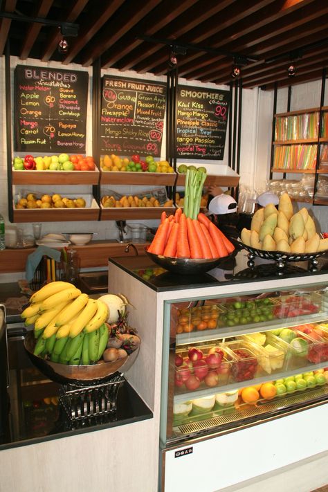 Juicing Business Ideas, Juice Bar Menu Ideas, Smoothie Business Ideas, Juice Shop Ideas, Small Juice Bar Design, Smoothie Shops, Smoothie Business, Limonade Bar, Juice Bar Interior